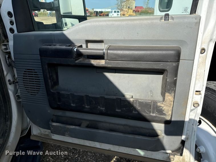 image for item ND9429 2014 Ford F550 SuperCab truck cab and chassis