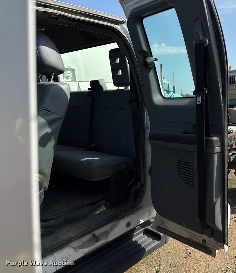 image for item ND9429 2014 Ford F550 SuperCab truck cab and chassis