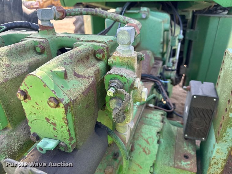 image for item ND9433 1983 John Deere 8450 4WD tractor