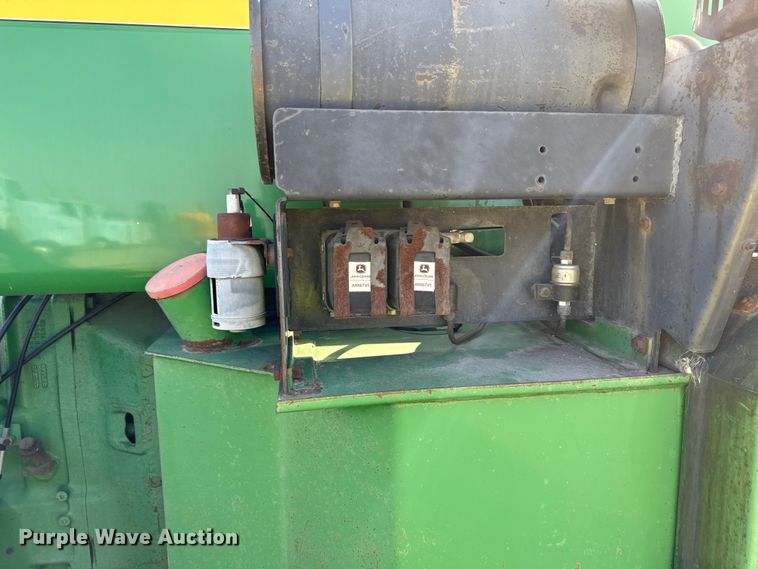 image for item ND9433 1983 John Deere 8450 4WD tractor