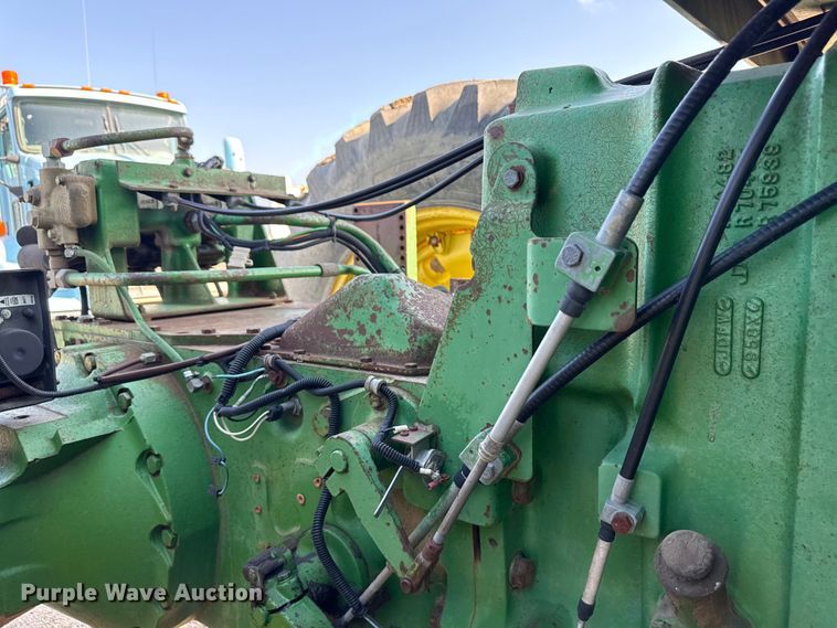 image for item ND9433 1983 John Deere 8450 4WD tractor