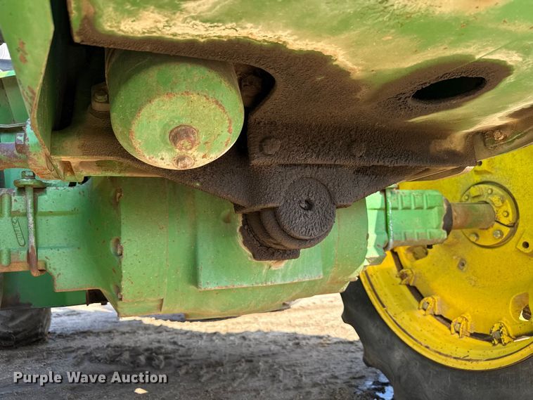 image for item ND9433 1983 John Deere 8450 4WD tractor
