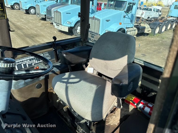 image for item ND9433 1983 John Deere 8450 4WD tractor