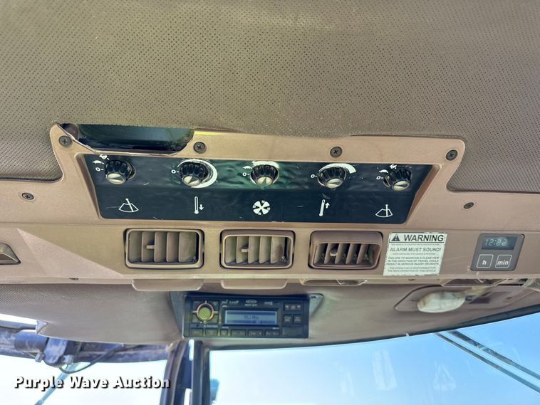 image for item ND9433 1983 John Deere 8450 4WD tractor