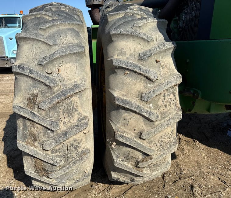 image for item ND9433 1983 John Deere 8450 4WD tractor