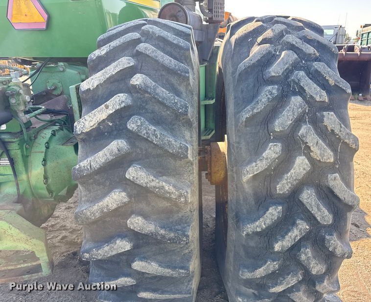 image for item ND9433 1983 John Deere 8450 4WD tractor