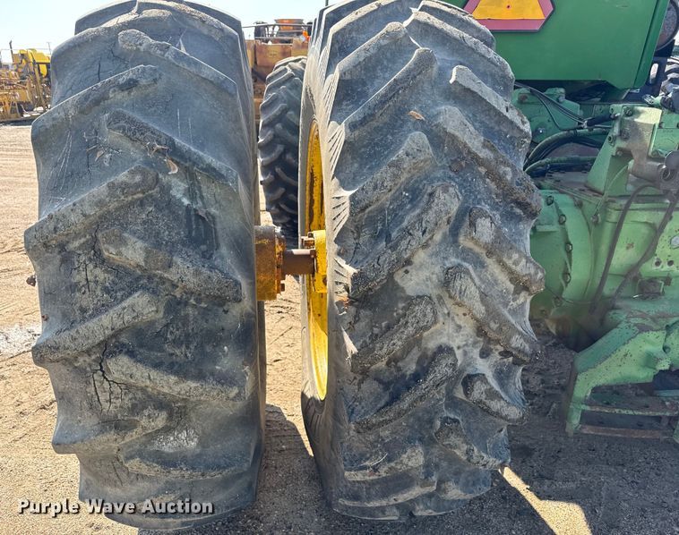 image for item ND9433 1983 John Deere 8450 4WD tractor