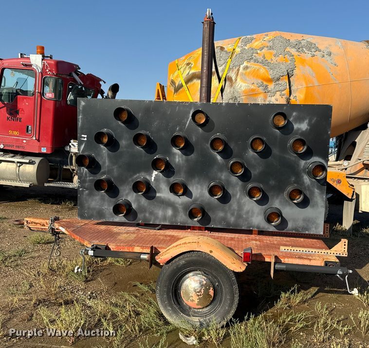 image for item ND9438 Arrow board trailer
