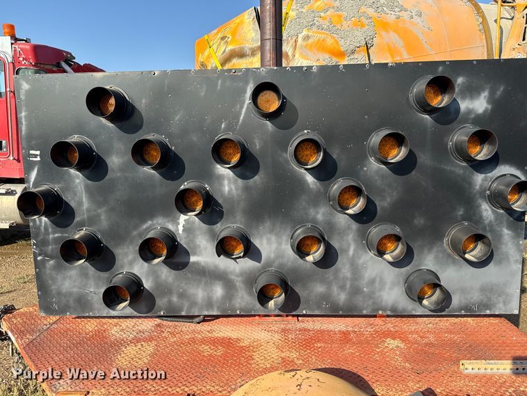 image for item ND9438 Arrow board trailer