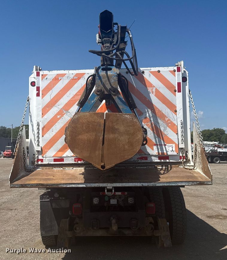 image for item NU9559 2009 International WorkStar 7500 grapple crane truck