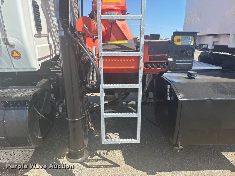 image for item NU9559 2009 International WorkStar 7500 grapple crane truck