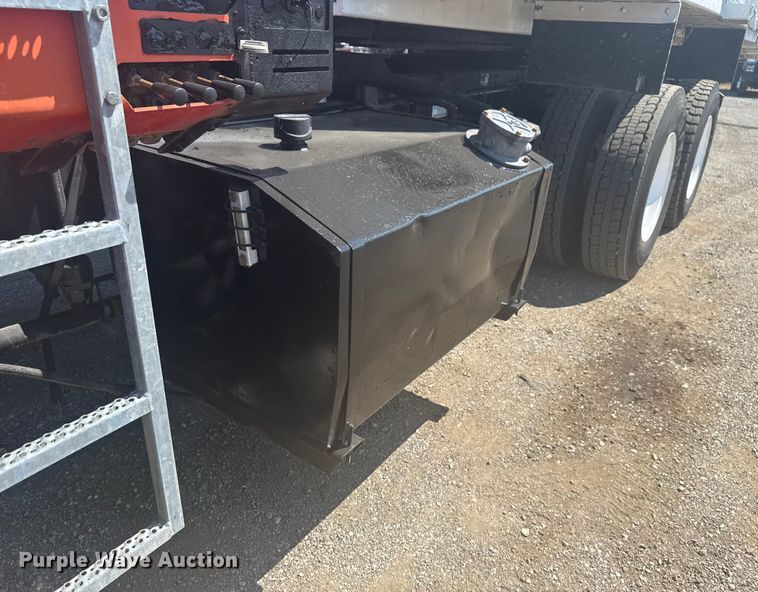 image for item NU9559 2009 International WorkStar 7500 grapple crane truck