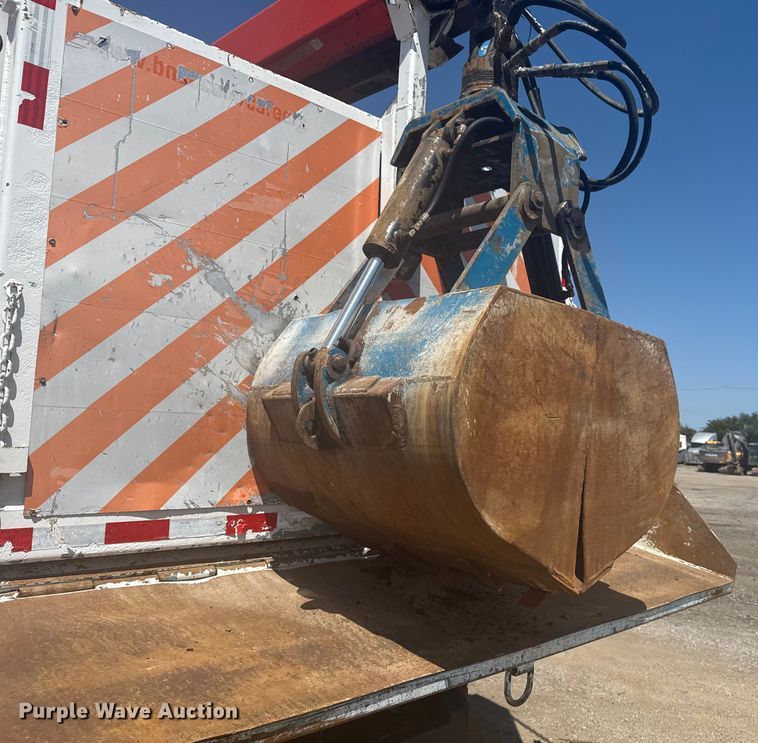 image for item NU9559 2009 International WorkStar 7500 grapple crane truck