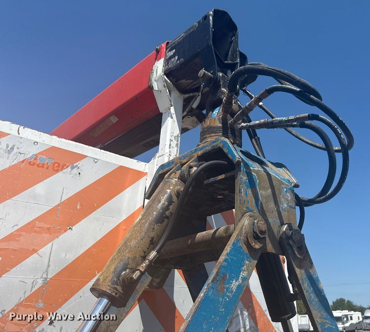 image for item NU9559 2009 International WorkStar 7500 grapple crane truck