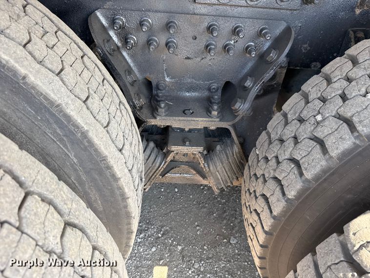 image for item NU9559 2009 International WorkStar 7500 grapple crane truck