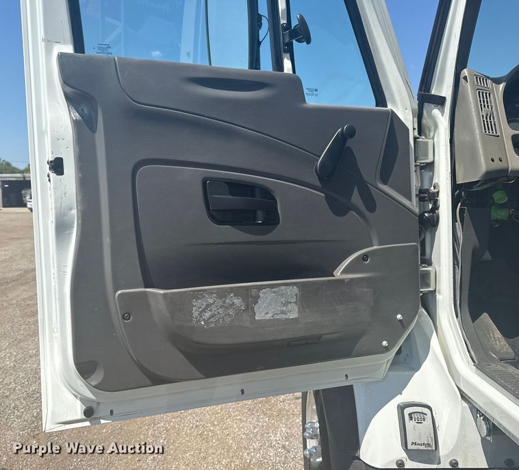 image for item NU9559 2009 International WorkStar 7500 grapple crane truck