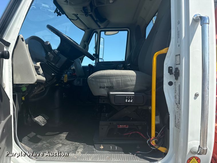 image for item NU9559 2009 International WorkStar 7500 grapple crane truck