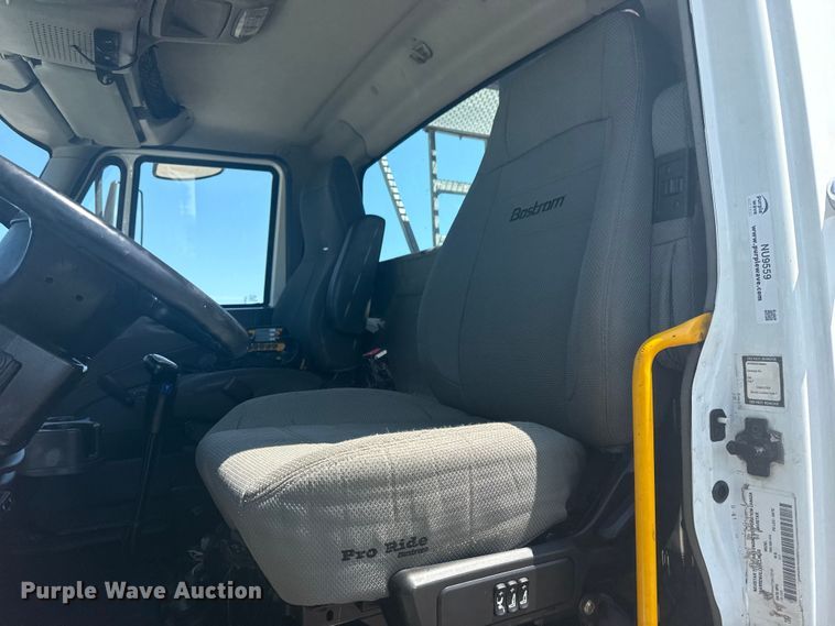 image for item NU9559 2009 International WorkStar 7500 grapple crane truck