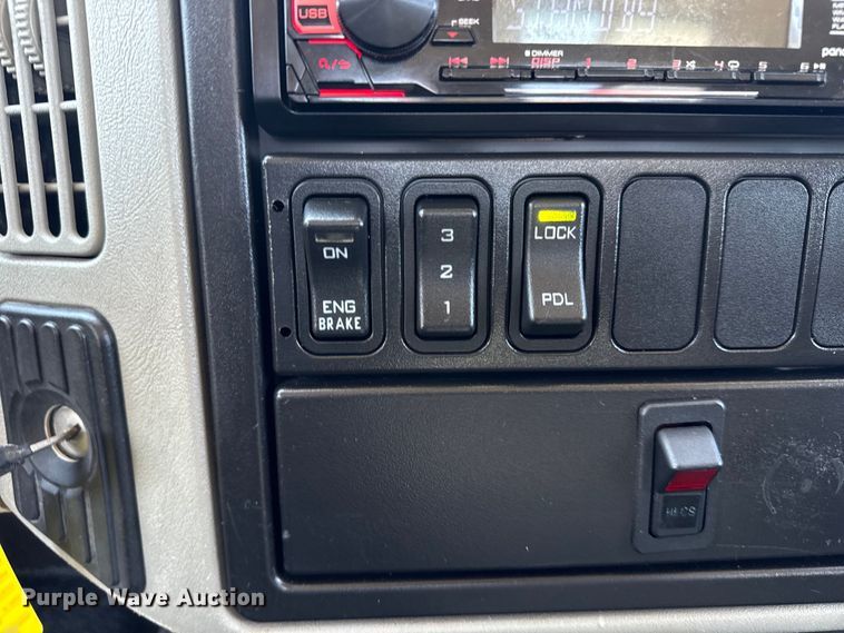 image for item NU9559 2009 International WorkStar 7500 grapple crane truck