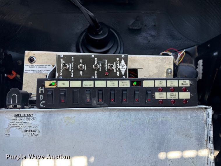 image for item NU9559 2009 International WorkStar 7500 grapple crane truck