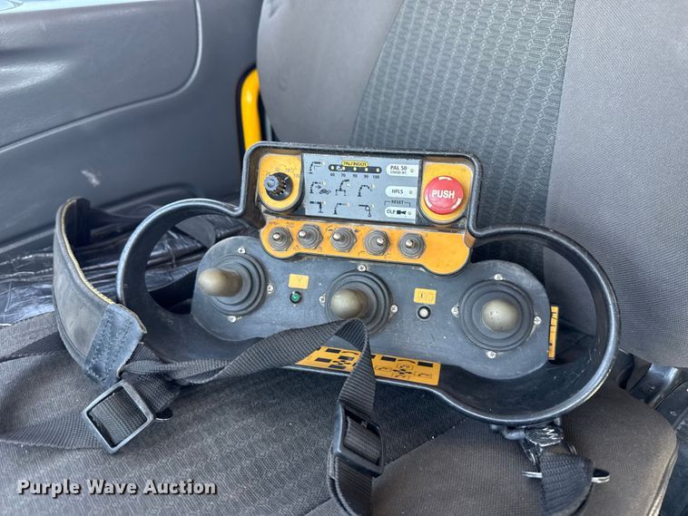 image for item NU9559 2009 International WorkStar 7500 grapple crane truck