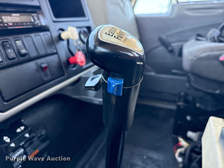 image for item NU9559 2009 International WorkStar 7500 grapple crane truck