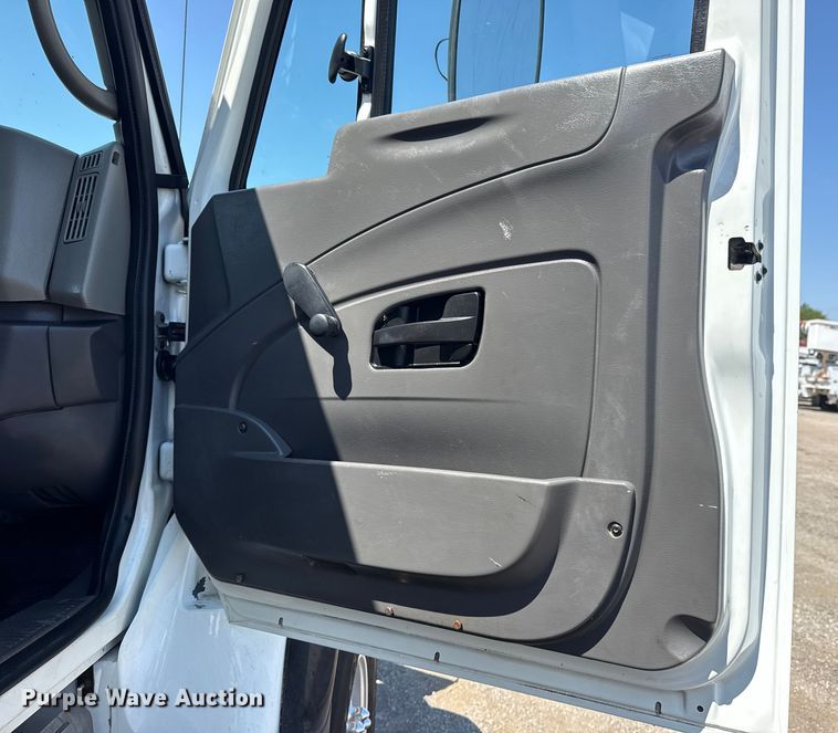 image for item NU9559 2009 International WorkStar 7500 grapple crane truck