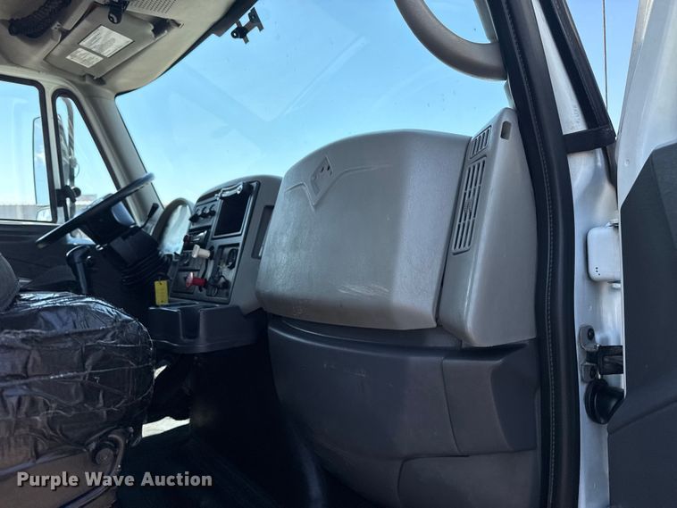 image for item NU9559 2009 International WorkStar 7500 grapple crane truck