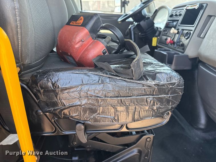 image for item NU9559 2009 International WorkStar 7500 grapple crane truck