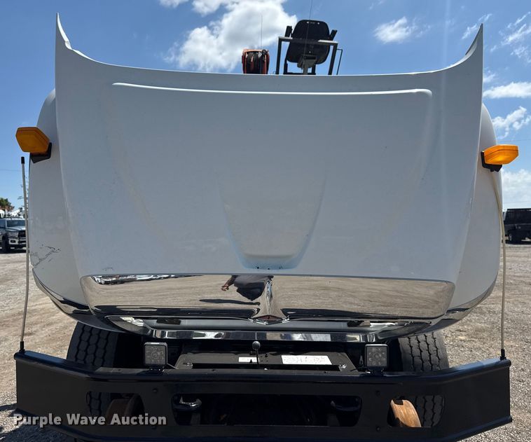 image for item NU9559 2009 International WorkStar 7500 grapple crane truck