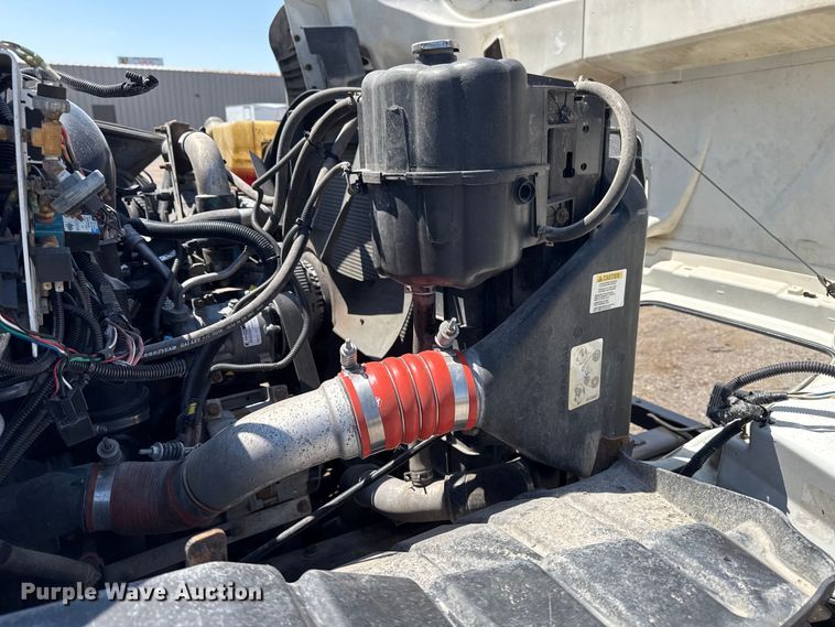 image for item NU9559 2009 International WorkStar 7500 grapple crane truck