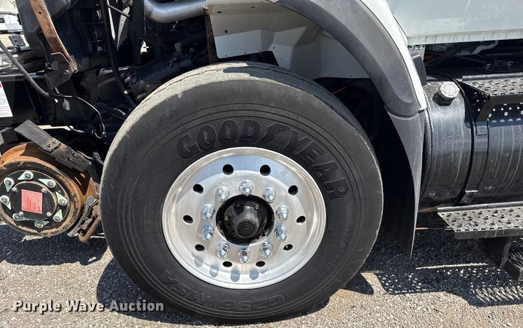 image for item NU9559 2009 International WorkStar 7500 grapple crane truck