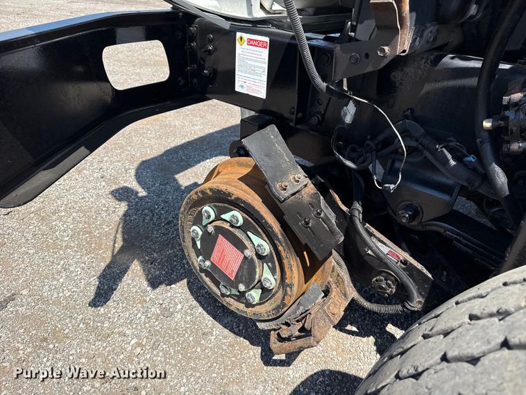 image for item NU9559 2009 International WorkStar 7500 grapple crane truck