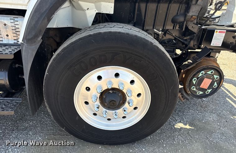 image for item NU9559 2009 International WorkStar 7500 grapple crane truck