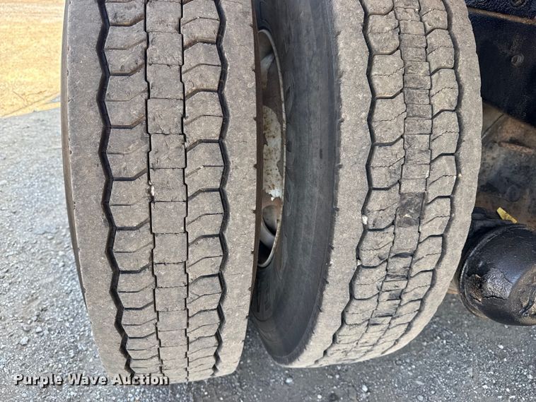 image for item NU9559 2009 International WorkStar 7500 grapple crane truck