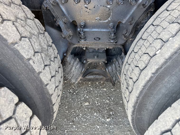 image for item NU9559 2009 International WorkStar 7500 grapple crane truck