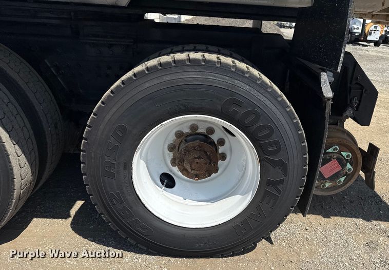 image for item NU9559 2009 International WorkStar 7500 grapple crane truck