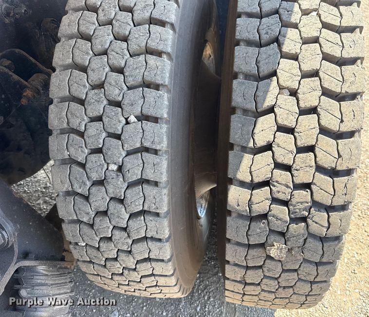 image for item NU9559 2009 International WorkStar 7500 grapple crane truck