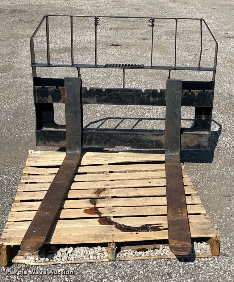 image for item NU9626 Mahindra PF4000 skid steer forks