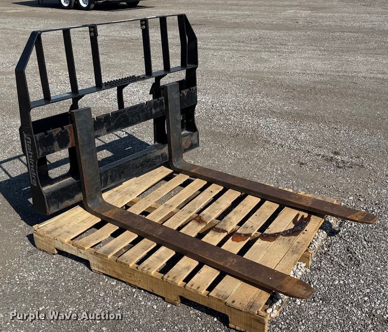 image for item NU9626 Mahindra PF4000 skid steer forks