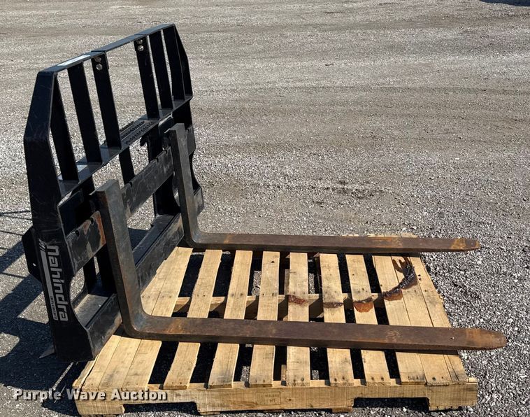 image for item NU9626 Mahindra PF4000 skid steer forks