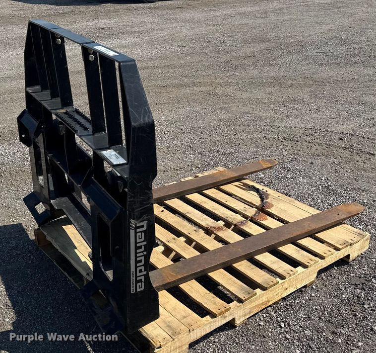 image for item NU9626 Mahindra PF4000 skid steer forks