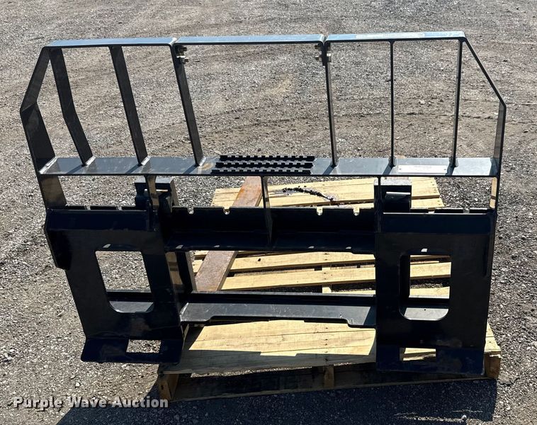 image for item NU9626 Mahindra PF4000 skid steer forks