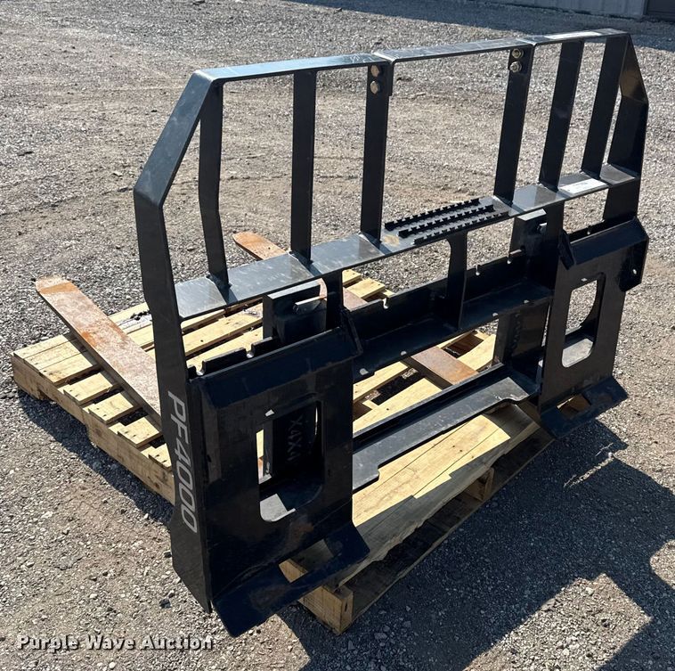 image for item NU9626 Mahindra PF4000 skid steer forks