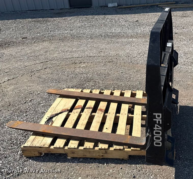 image for item NU9626 Mahindra PF4000 skid steer forks