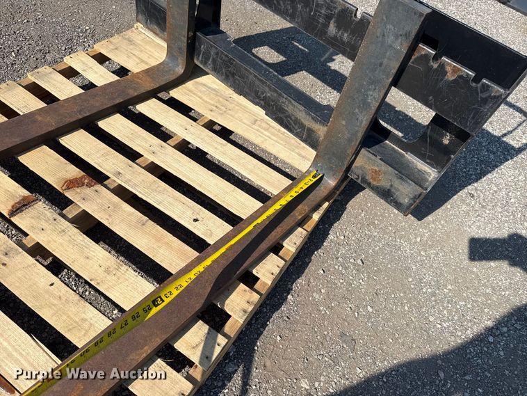 image for item NU9626 Mahindra PF4000 skid steer forks