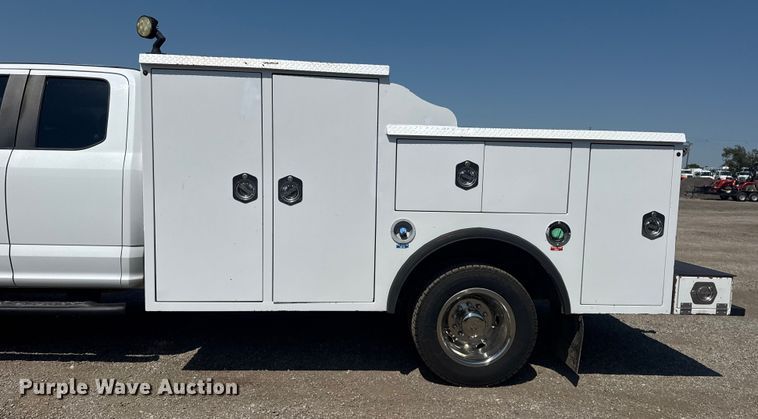 image for item NU9633 2017 Ford F550 Super Duty utility / service truck