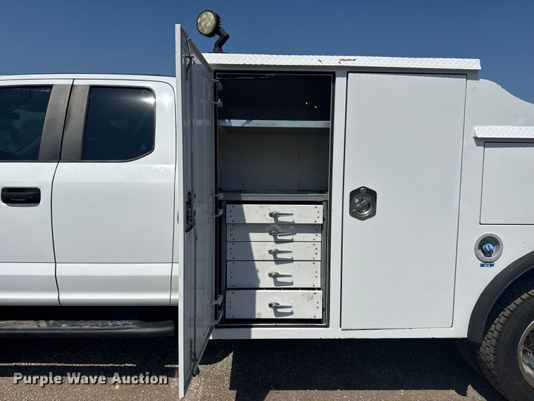 image for item NU9633 2017 Ford F550 Super Duty utility / service truck