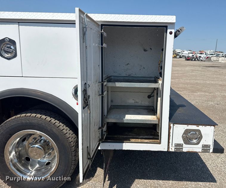 image for item NU9633 2017 Ford F550 Super Duty utility / service truck