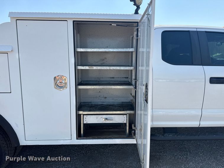 image for item NU9633 2017 Ford F550 Super Duty utility / service truck